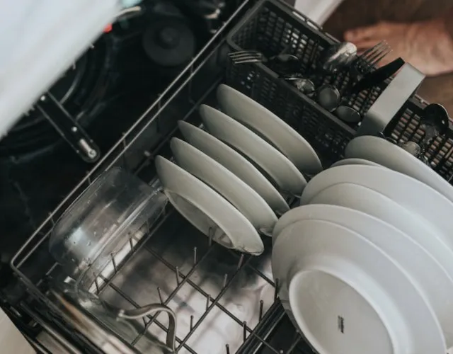 A máquina de lavar-louças está entre os 9 aparelhos domésticos que mais consomem energia (Imagem: Reprodução/Unsplash/Nathan Dumlao)