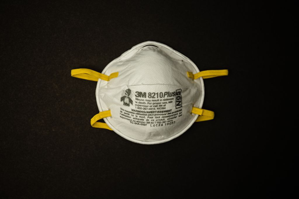 Indicada contra Ômicron, máscara N95 pode ser reutilizada 25 vezes (Imagem: Jonathan J. Castellon/Unsplash)