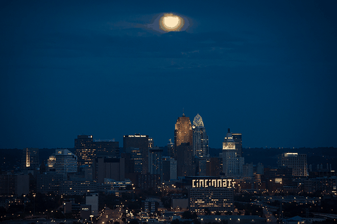 Uma Lua azul vista sobre Cincinnati (Imagem: Reprodução/NASA/Bill Ingalls)