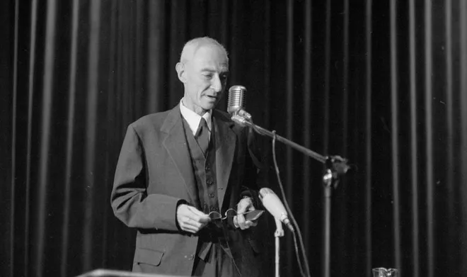 Oppenheimer realizou uma série de palestras, algumas reunidas em um livro contra a coerção armamentista estadunidense para obter seus objetivos na política externa (Imagem: Reprodução/Wikimedia Commons)