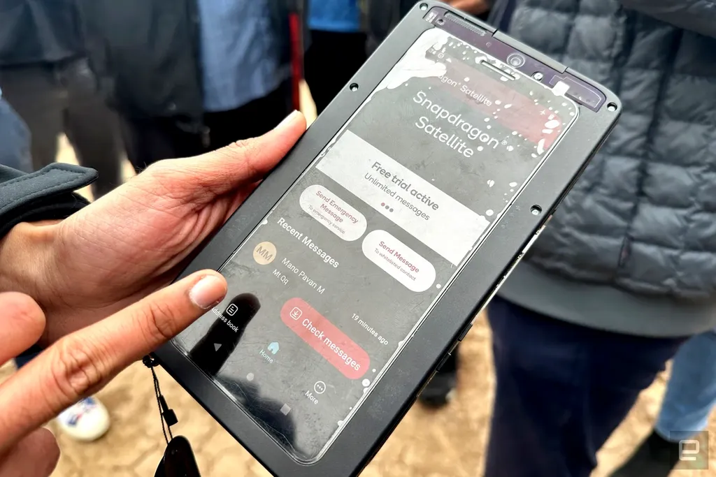O Snapdragon 8 Gen 2 do Galaxy S23 possui tecnologia de comunicação via satélite, mas exige que o smartphone seja projetado para supórtar a funcionalidade (Imagem: Engadget)
