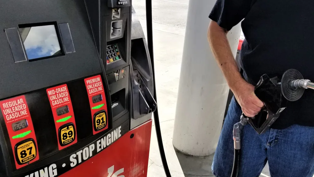 Gasolina ou etanol? Independentemente da porcentagem da mistura, carro sabe o combustível que está usando (Imagem: AZ-BLT/Envato/CC)