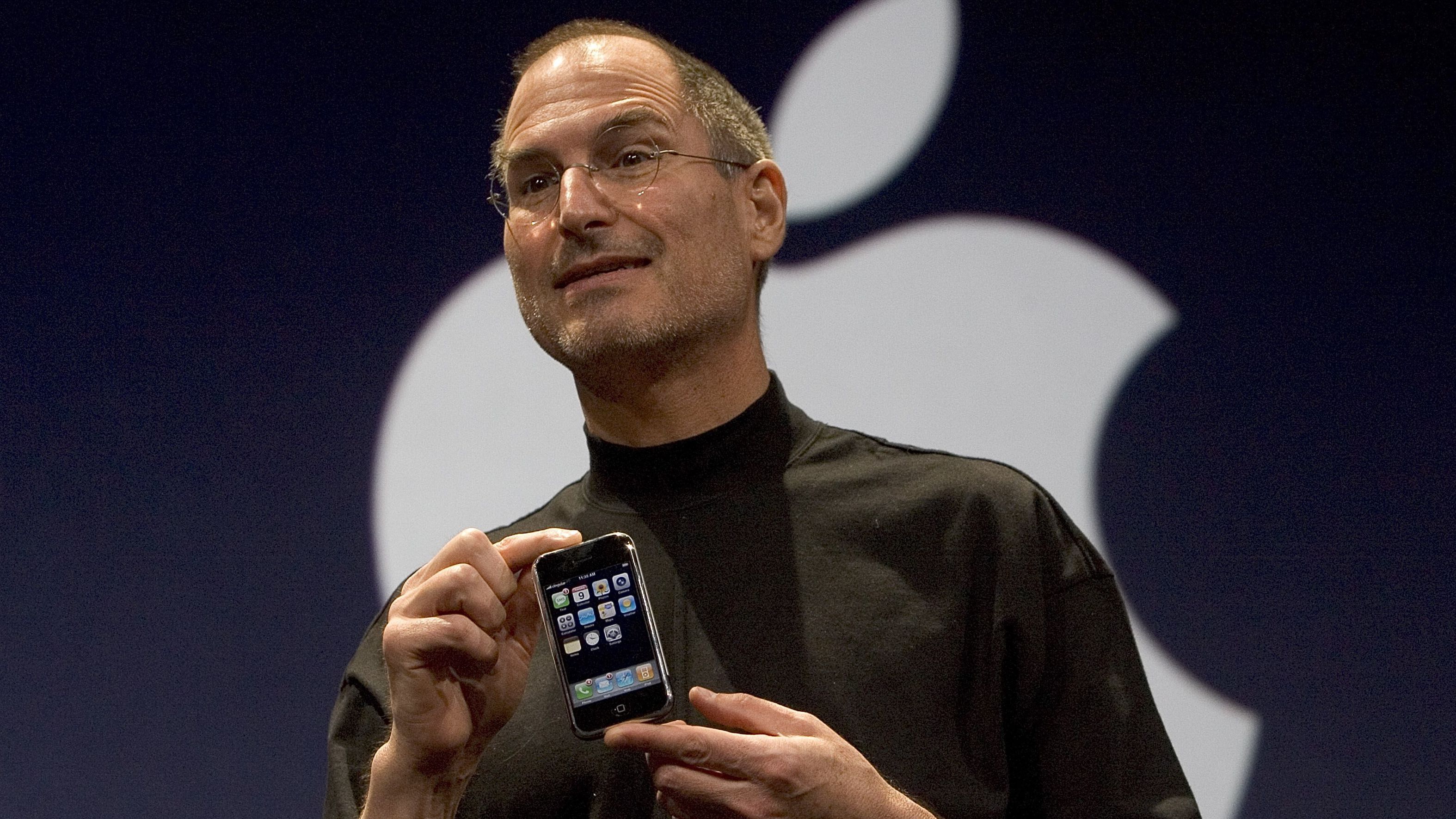 Старый iphone apple. Стив Джобс Аппле. Стив Джобс 2007. Стив Джобс 2007 iphone. Стив Джобс с айфоном.