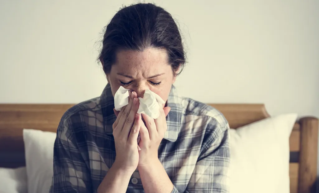 Quem está com sintomas gripais deve usar máscaras, o que evita a contaminação de outras pessoas (Imagem: Rawpixel/Envato)