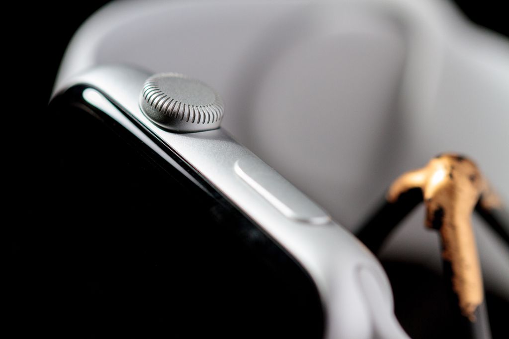 Coroa Digital do Apple Watch Series 3 não tem retorno tátil (Imagem: Ivo Meneghel Jr/Canaltech)