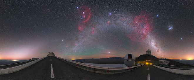 O céu chileno com a Via Láctea e “fogos de artifício cósmicos” (Foto: P. Horálek/ESO)