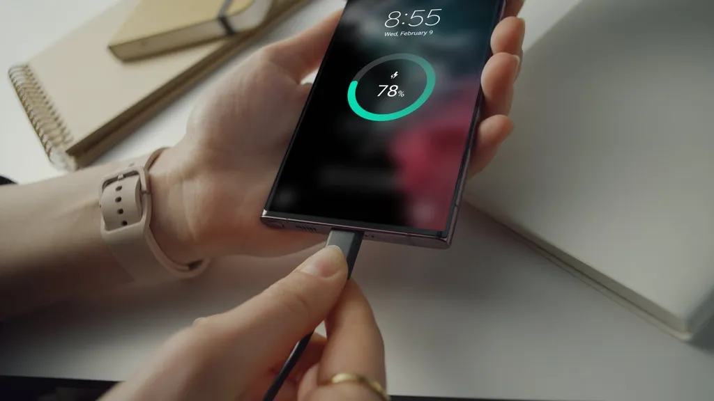Com grande capacidade e carregamento rápido de até 45 W, os celulares da Samsung entregam autonomia de sobra para o dia todo e te mantêm na tomada pelo menor tempo possível (Imagem: Samsung)