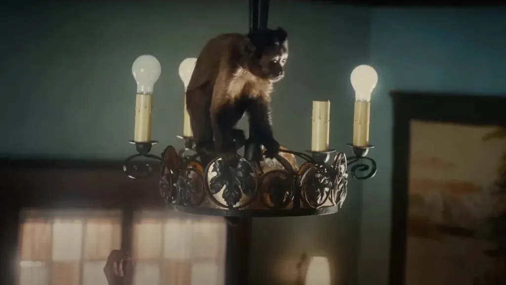 A diferença é que a mãe de Spielberg não batizou o macaco com o nme do amante (Imagem: Reprodução/Universal Pictures)
