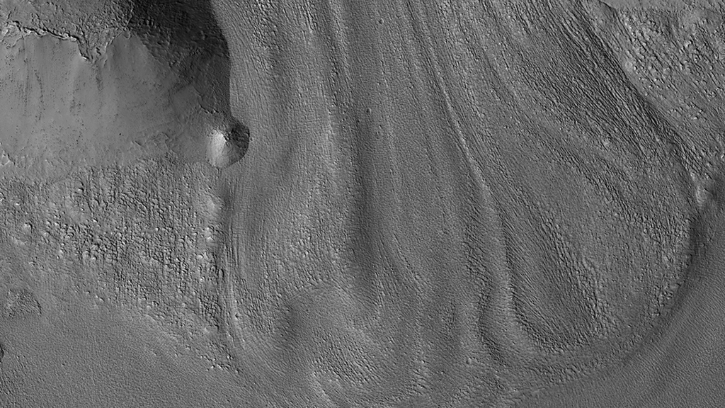 Uma geleira marciana, coberta por minerais, o que dificulta o estudo de sua composição (Imagem: NASA/JPL-Caltech/University of Arizona)