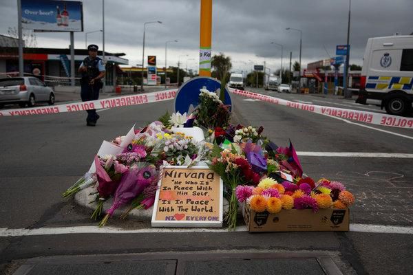 Um meorial foi erguido em homenagem às vítimas em Christchurch, dias depois do ataque
