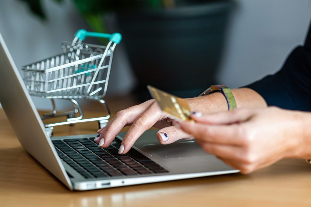 Cerca de 30% dos consumidores mantiveram hábito de comprar bens não duráveis pela web (Imagem: twenty20photos/Envato)