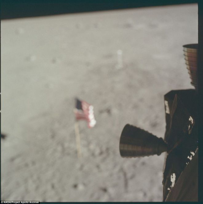 Fora de foco, vemos parte do módulo de comando com a bandeira dos EUA fincada na Lua (Foto: NASA)