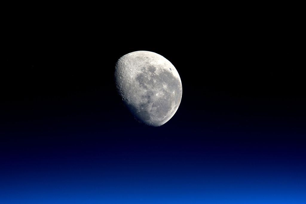 A Lua ajuda a iluminar a Terra à noite ao refletir os raios do Sol (Foto: NASA/ESA)