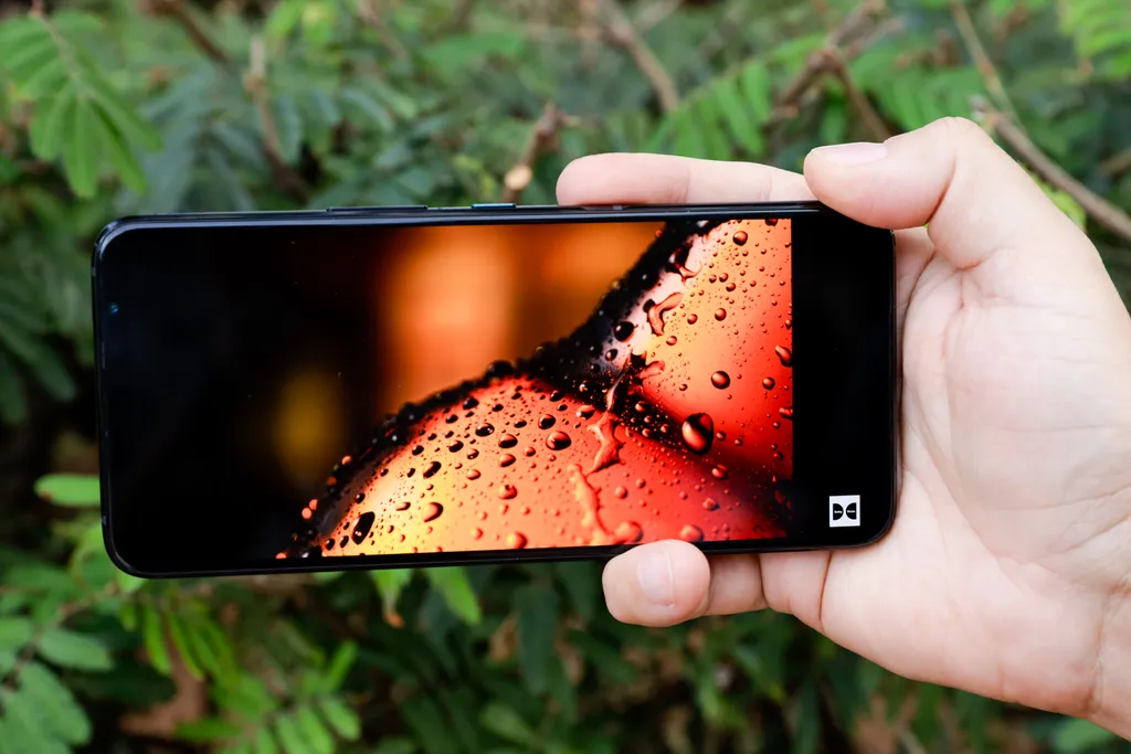 A tela do ROG Phone 7 Ultimate tem brilho máximo suficiente para boa visualização em áreas externas. (Imagem: Ivo Meneghel/Canaltech)