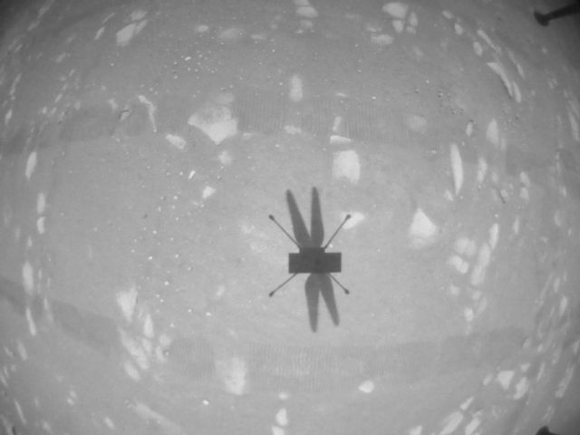A sombra do helicóptero durante seu segundo voo em Marte, resgistrada por sua câmera de navegação em preto e branco (Imagem: Reprodução/NASA/JPL)