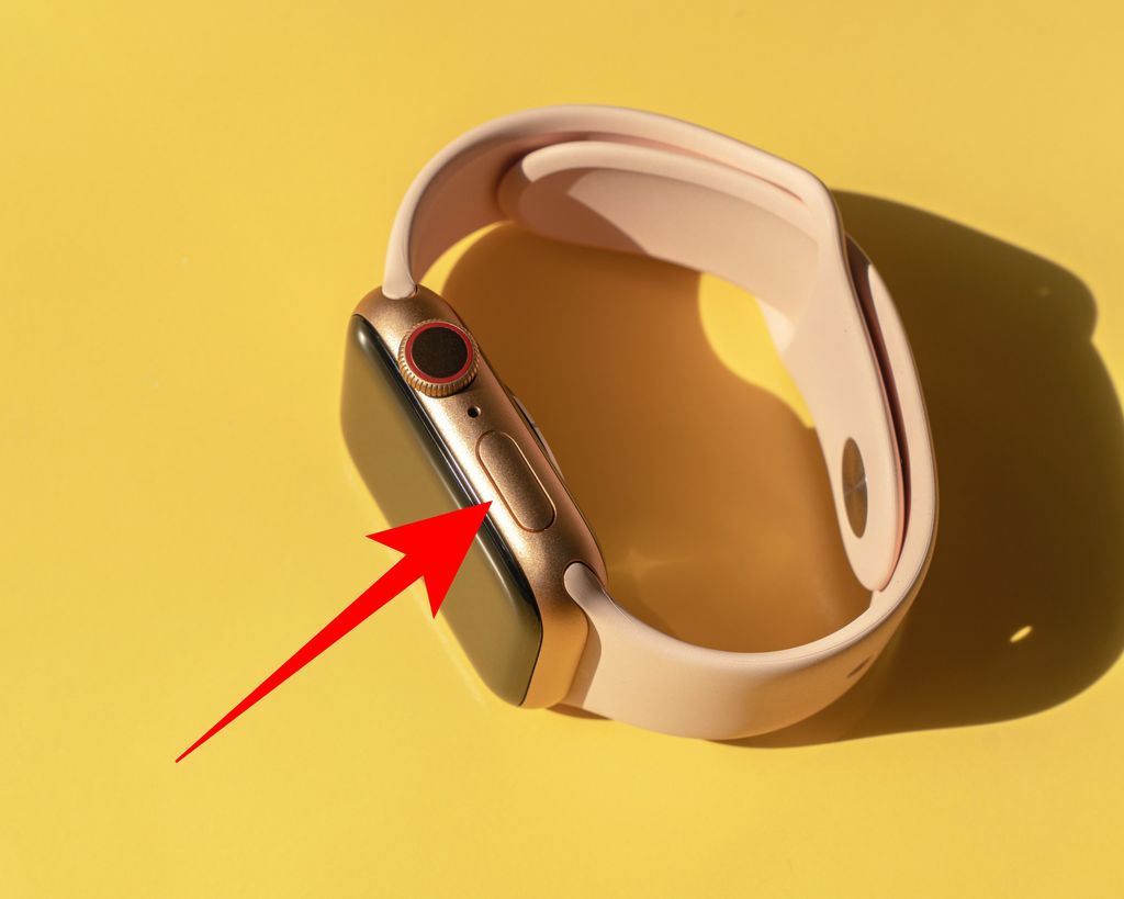Pressione o botão lateral do Apple Watch por alguns segundos. Foto: Vựa Táo (Unsplash)