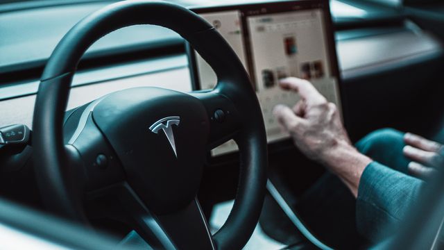 Tesla  Crescem relatos de pessoas jogando videogame com carros em