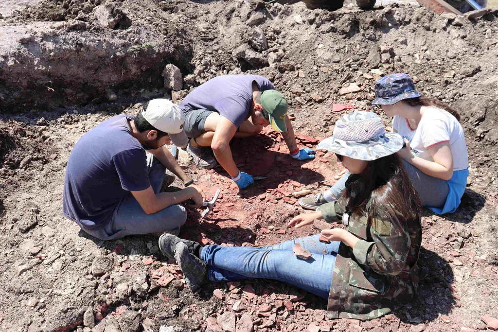 Paleontólogos brasileiros trabalham no sítio arqueológico de Cerro Chato (Imagem: Ferraz et al./Paleontologia em Destaque)