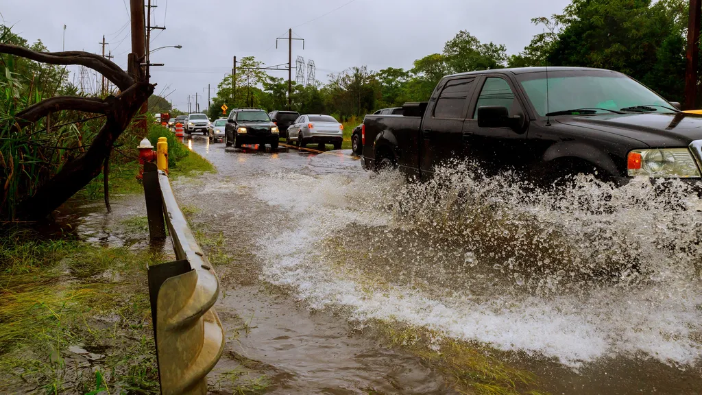 Muitas cidades sofrem com alagamentos durante as chuvas fortes (Imagem: Photovs/Envato/CC)