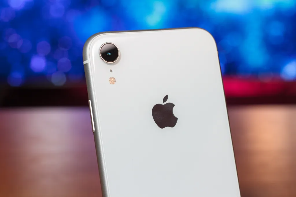 iPhone SE 3 está atualizado com o chip mais recente da Apple (Imagem: Ivo Meneghel Jr/Canaltech)