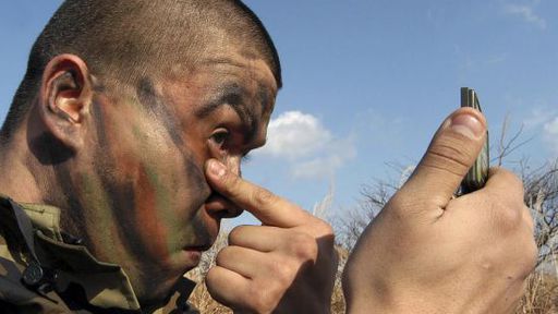 Maquiagem masculina: tinta a prova de calor protege soldados contra explosões