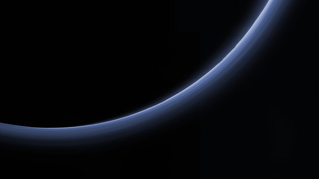 Imagem colorida de alta resolução das camadas de neblina na atmosfera de Plutão, capturada pela sonda New Horizons em 2015 (Imagem: NASA/JHUAPL/SwRI)