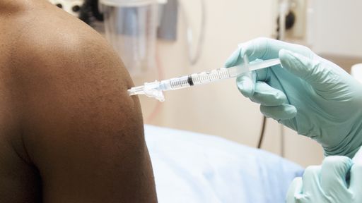 Furar fila da vacina contra COVID-19 pode virar crime no Brasil