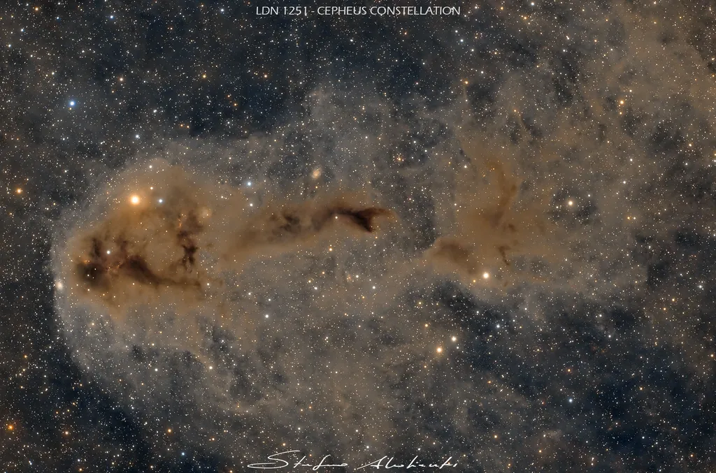 A nebulosa escura LDN 1251 abriga estrelas em formação (Imagem: Reprodução/Stefano Attalienti)
