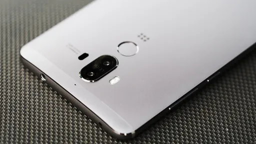Huawei pretende lançar Mate 20 Pro com display OLED flexível