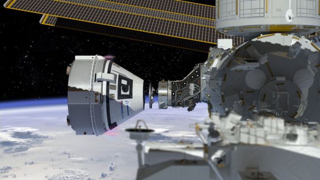 Representação de como a Starliner vai ficar quando estiver acoplada à ISS (Imagem: Reprodução/Boeing)