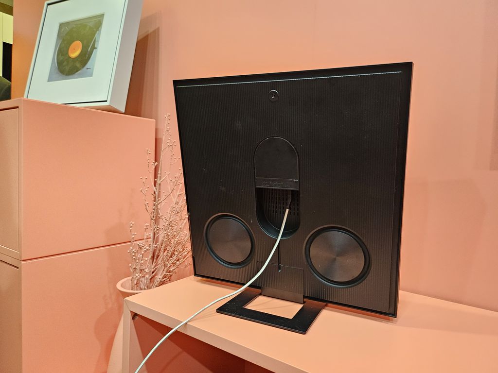 Dispositivo da Samsung se conecta sem fio às fontes sonoras (TV ou aparelhos SmartThings) e precisa apenas de energia (Imagem: Léo Müller/Canaltech)