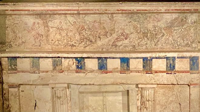 Fachada da Tumba II, no norte da Grécia, onde pode estar o corpo cremado de Filipe II: no local, há cinzas de um homem que morreu aos 44 anos (Imagem: Bartsiokas et al/Journal of Archaeological Science)