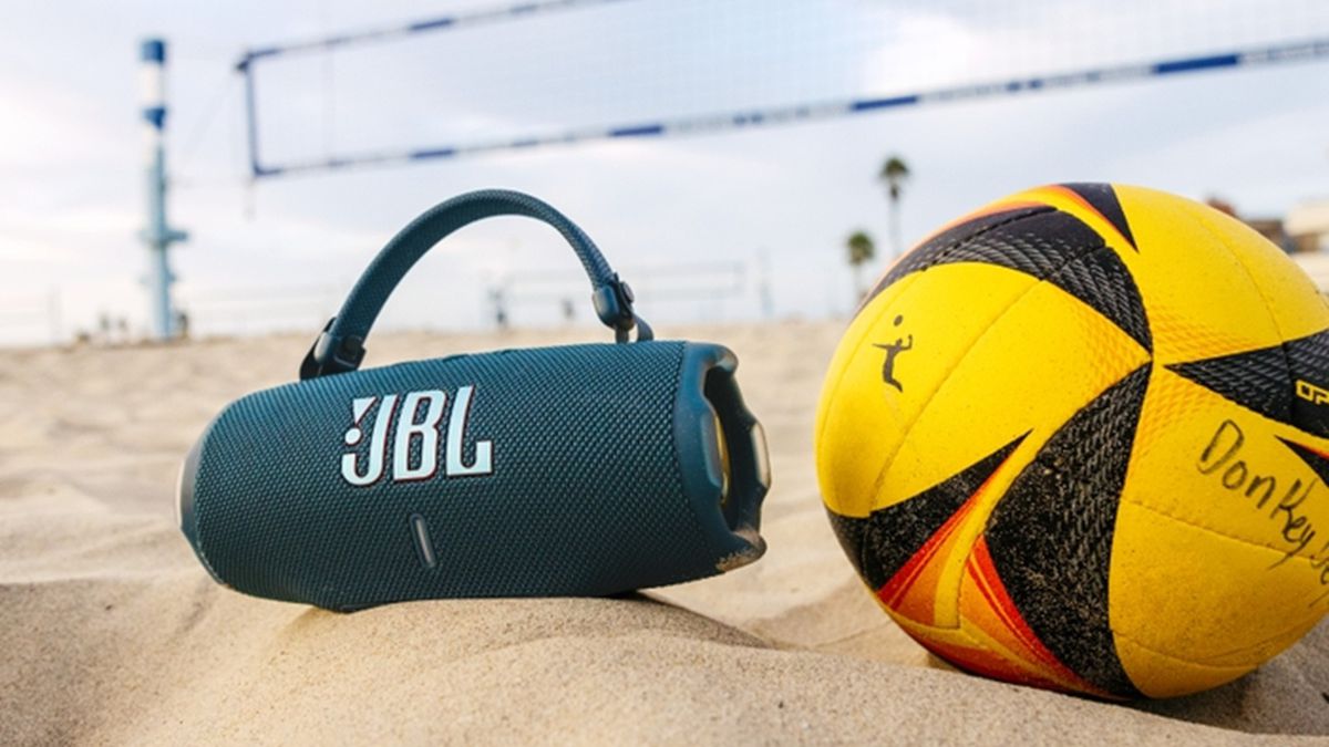 Nova caixa de som da JBL pode carregar o celular e tem conexão Auracast; conheça