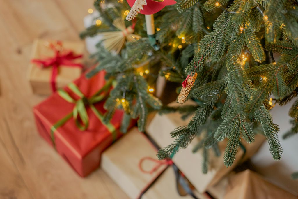 Árvore de Natal com presentes no chão