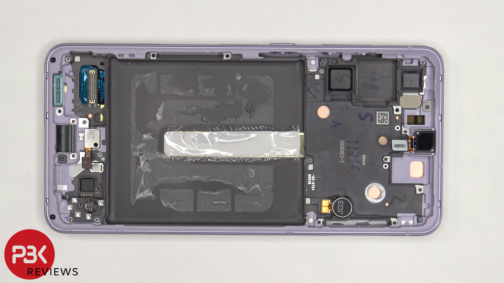 Bateria do Galaxy S21 FE é fixada por meio de substância adesiva (Imagem: YouTube/PBKreviews)