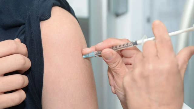 Vacina da Oxford mostra eficácia de 76% três meses após a primeira dose