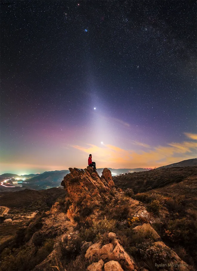 Luz zodiacal brilhando no centro da imagem, junto do aglomerado estelar das Plêiades, Júpiter e Vênus (Imagem: Reprodução/Ruslan Merzlyakov (astrorms)