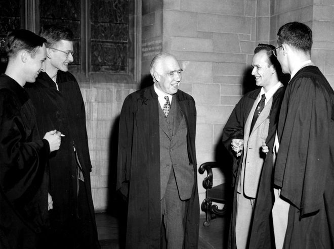 Hugh Everett (segundo da direita) foi o primeiro a apresentar a teoria dos muitos mundos (Imagem: Reprodução/Alan Richards/AIP Emilio Segre Visual Archives)