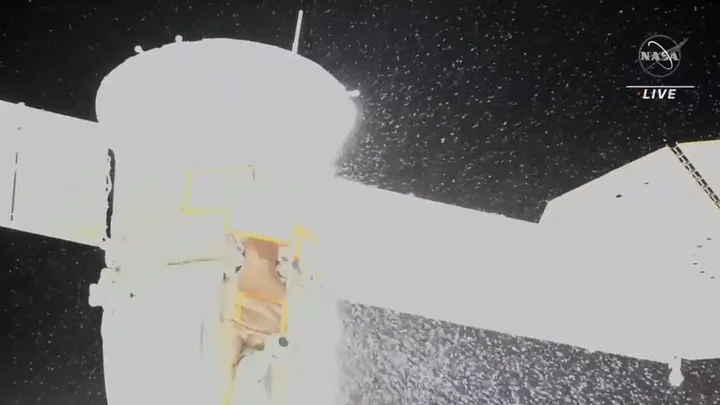 Imagem no vazamento da nave MS-22, no ano passado (Imagem: Reprodução/NASA TV)