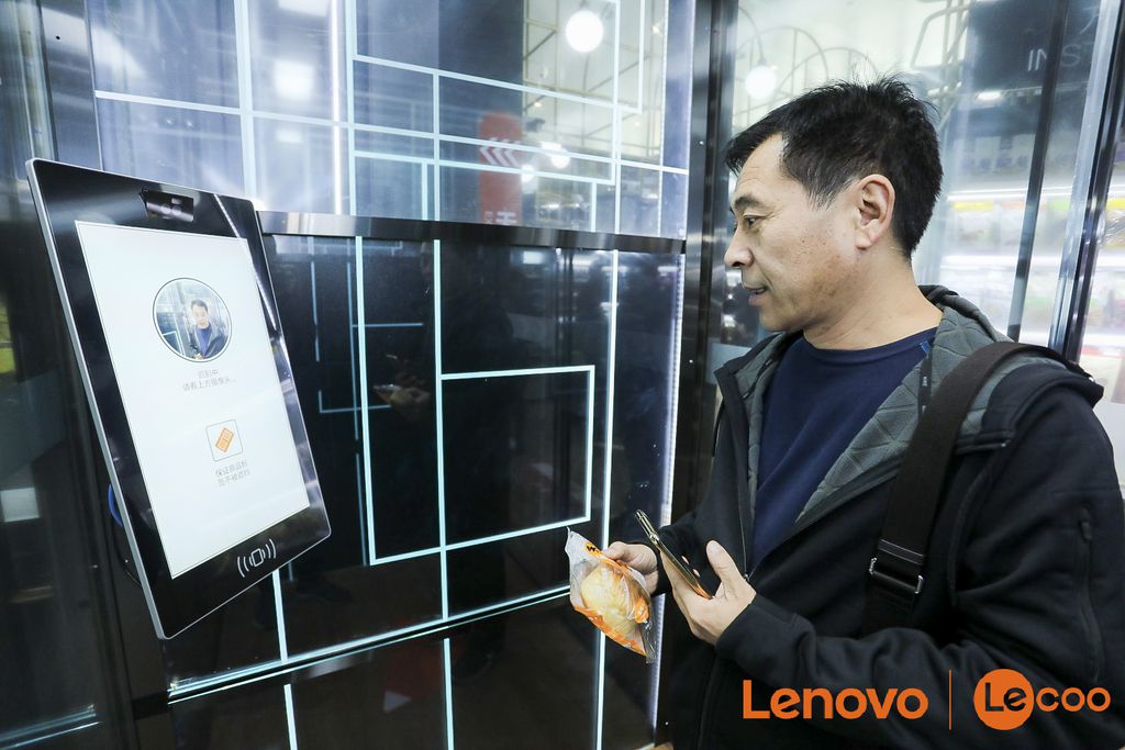Cliente da loja tendo seu rosto reconhecido pelo sistema da Lenovo (Foto: Lenovo)