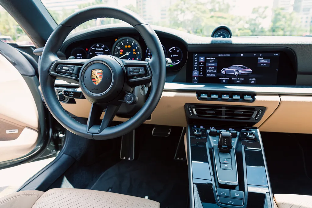 Porsche 911 Carrera S tem bom pacote de tecnologia e segurança, mas falta o Android Auto (Imagem: Ivo Meneguel Jr/Canaltech)
