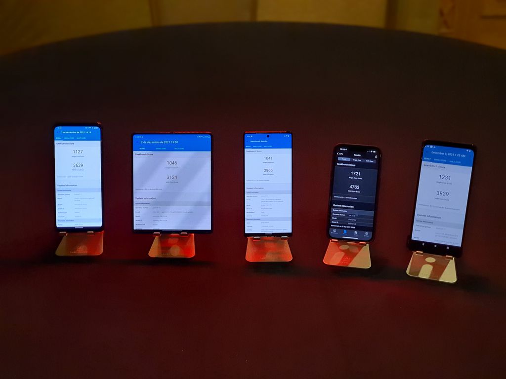 A solução mostra pouca evolução no Geekbench — na imagem, da esq. para a dir.: Snapdragon Phone, Galaxy Z Fold 3, Pixel 6 Pro, iPhone 13 Pro e Snapdragon 8 Gen 1 (Imagem: Wallace Moté/Canaltech)