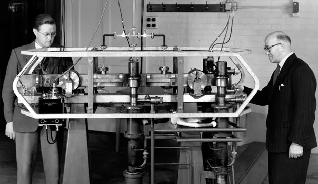 O primeiro relógio atômico, de 1955, baseado em césio 133. Hoje, os cientistas utilizam átomos de elementos ainda mais confiáveis (Imagem: Reprodução/National Physical Laboratory/Wikimedia Commons)