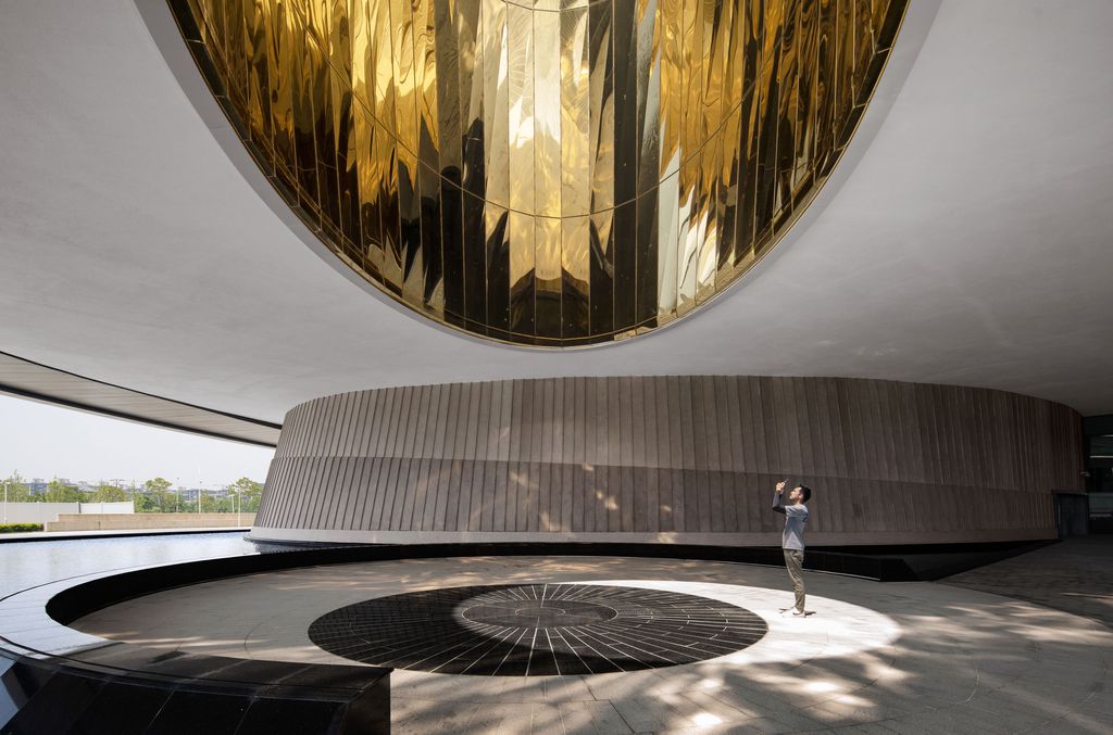O Oculus, na entrada principal do museu, funciona como um relógio solar (Imagem: Reprodução/Ennead Architects)