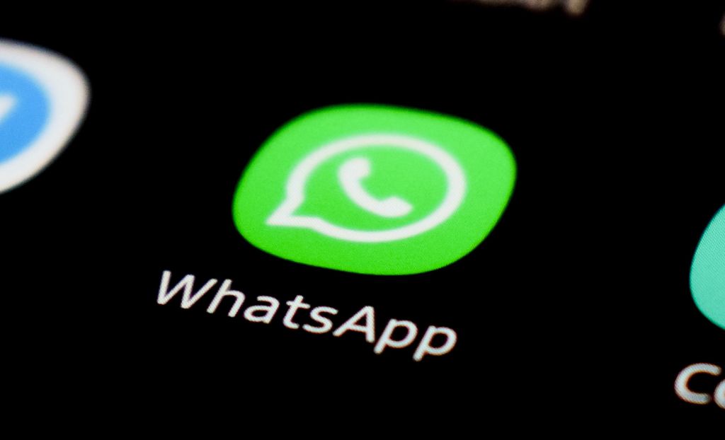 A Meta deixa claro que o único meio seguro para acesso ao WhatsApp é o app oficial, com usuários de soluções alternativas podendo ser banidos da plataforma (Imagem: Amin Moshrefi/Unsplash)