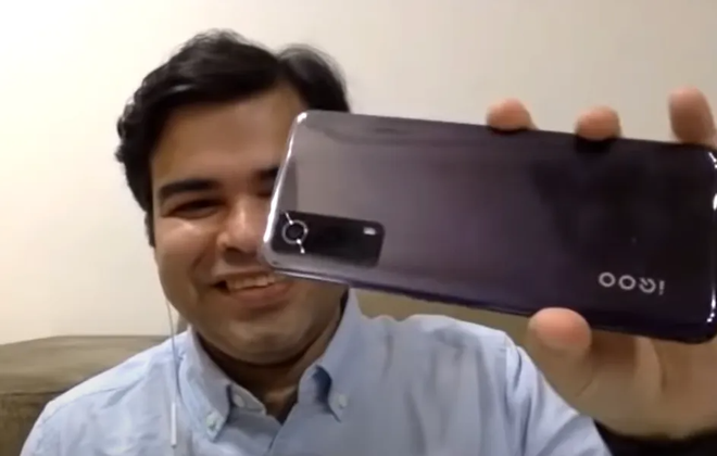 Diretor da iQOO na Índia mostra visual da traseira do iQOO Z3 5G (Imagem: PriceBaba)