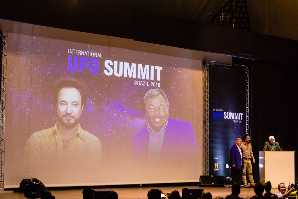 No palco, Erich von Däniken está ao lado e Giorgio Tsoukalos e também de A. J. Gevaerd, editor da revista UFO (Foto: Patricia Gnipper/Canaltech)