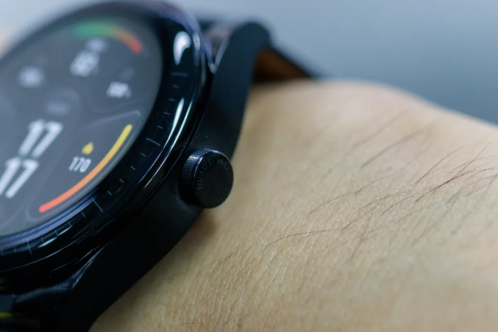 O smartwatch tem um único botão para controle. (Imagem: Ivo Meneghel/Canaltech)