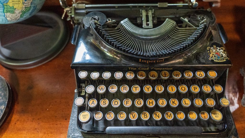 As primeiras versões das máquinas de escrever seguiam uma ordem alfabética, mas isso mudou com a criação do padrão QWERTY (Imagem: Nick Fewings/Unsplash)