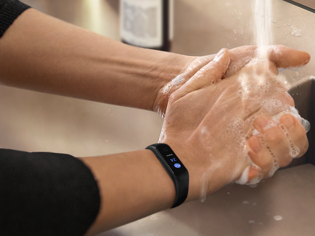 Lave as mãos com frequência com ajuda do Galaxy Fit2 (Imagem: Divulgação/Samsung)